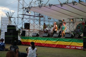 ワンラブ久米島夕暮れライブ会場