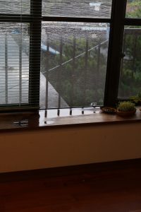 台風の豪雨が吹き込んだ窓