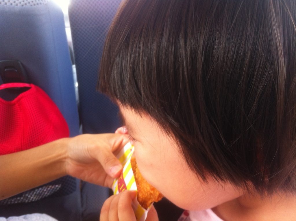人生初ファミチキを食べる三歳