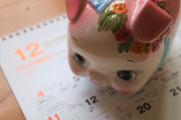 豚貯金箱とカレンダー12月