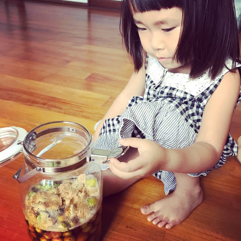 蓋を開けるとプシュッという音がするくらい発酵している梅