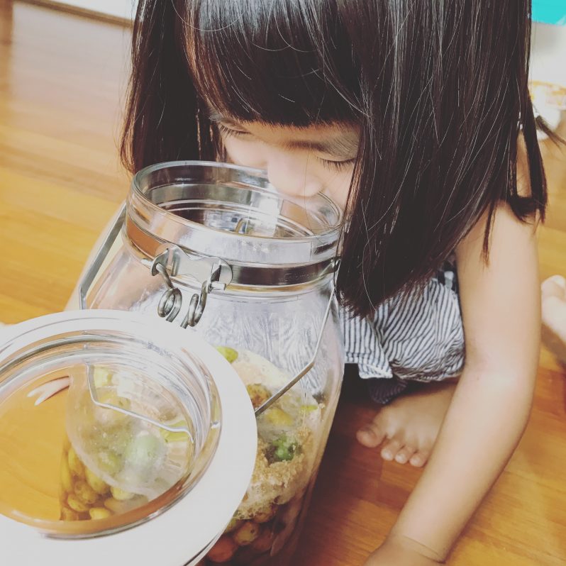 梅酵素ジュースのにおいをかぐ三女