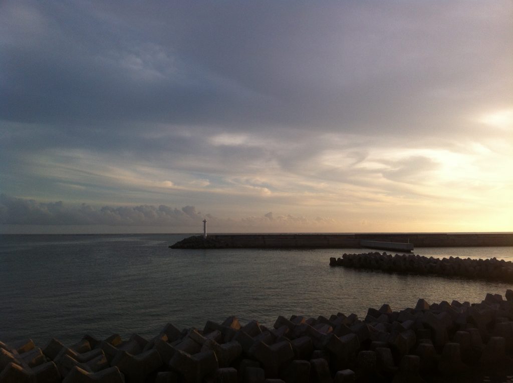 夕日に染まっていく久米島の海