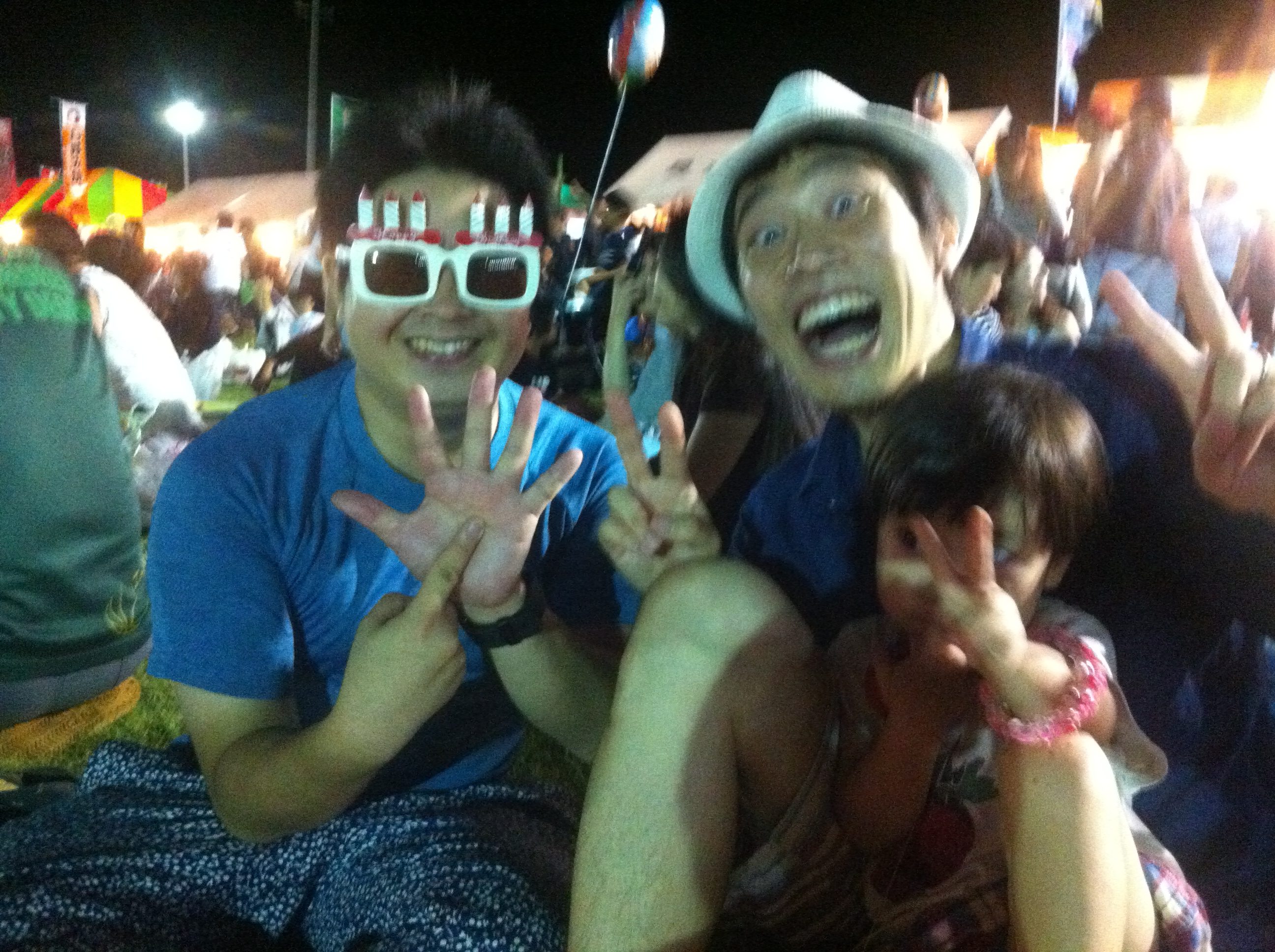 愉快な三人のお祭り記念写真
