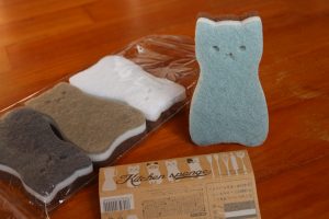 立つ猫スポンジ
