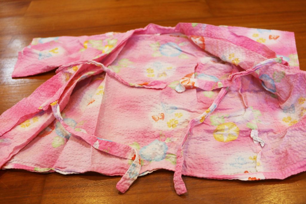 かわいいピンクの子どもの甚兵衛