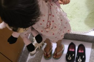 靴をそろえて脱ぐ三女