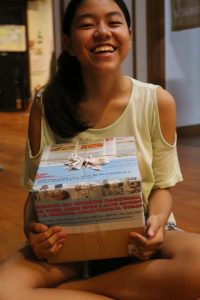 プレゼントの布ナプキンを受け取る長女