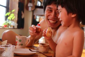 突如歌い出した父親にツッコミを入れる三女