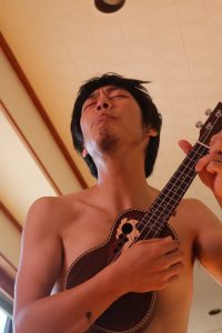 ウクレレを持ち出しいきなり歌い出す父親
