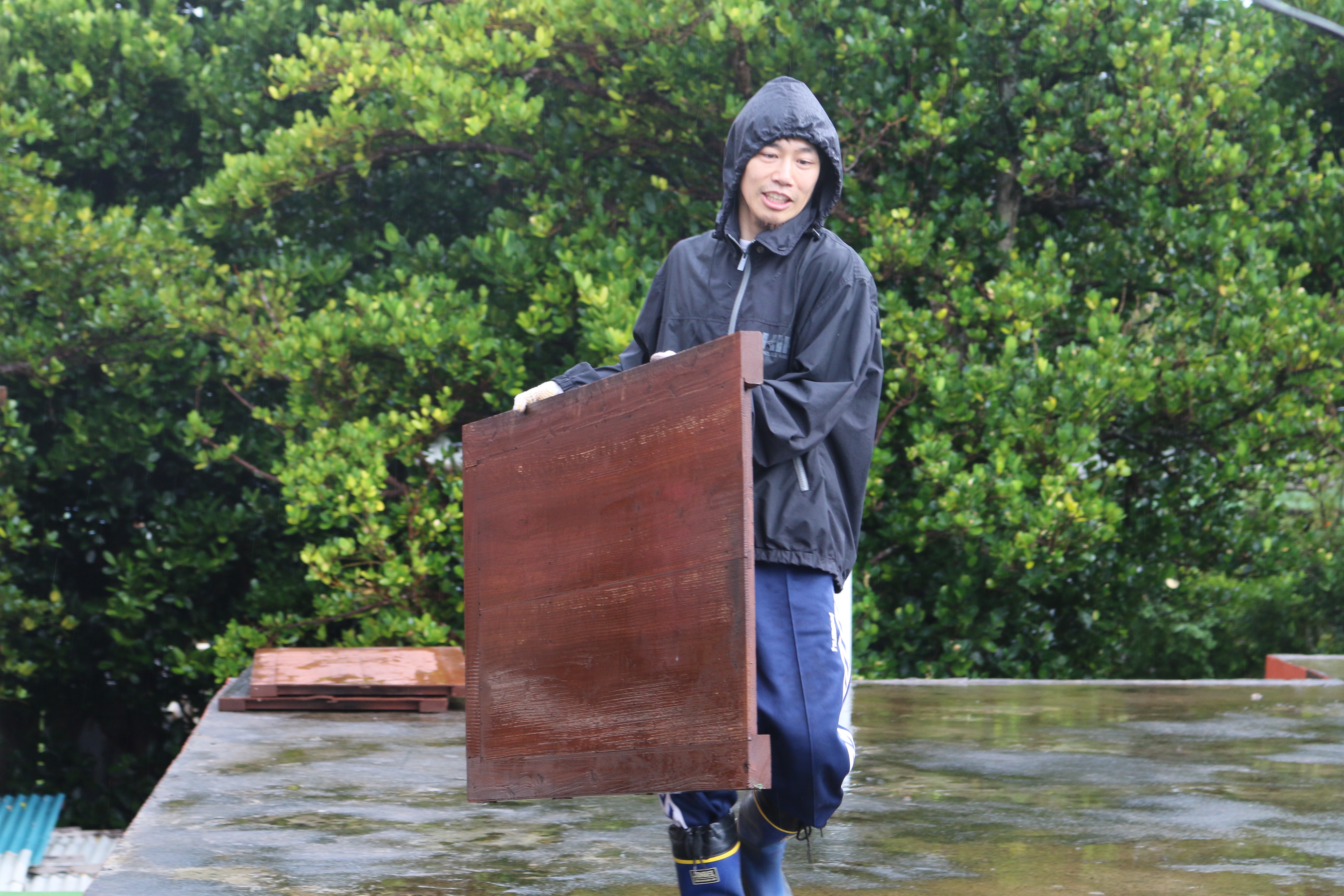 台風対策雨戸を運ぶサッシ