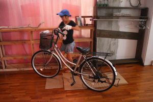 自転車を家の中に運び入れる次女