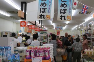 大混雑のスーパー