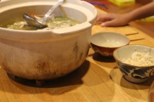 丸ごと鶏スープをみんなで囲む食卓