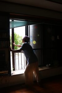 雨戸を開ける夫
