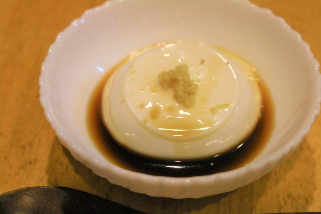 白いお皿に盛られた美味しそうなじーまみー豆腐