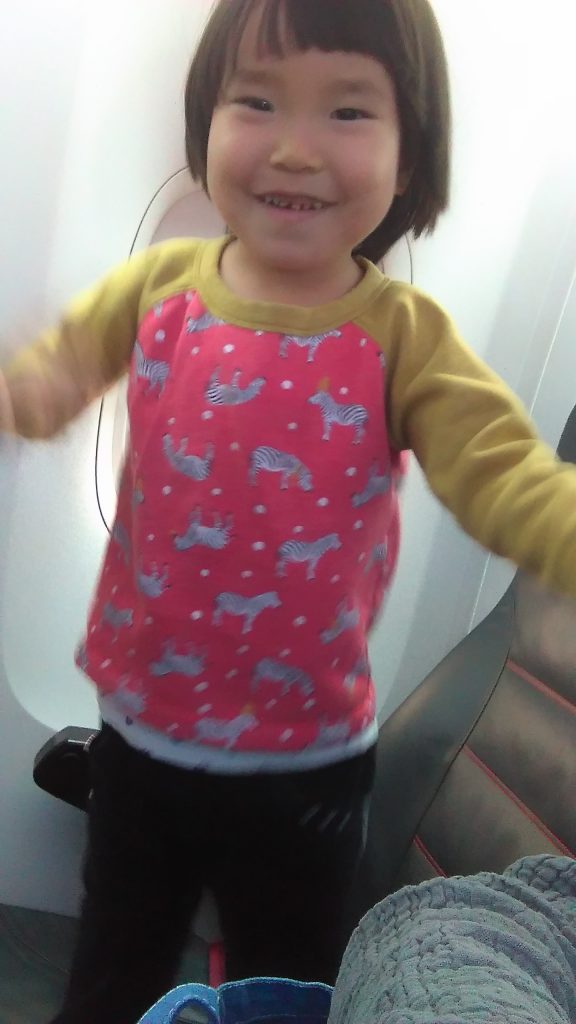 飛行機内で盛り上がる三女