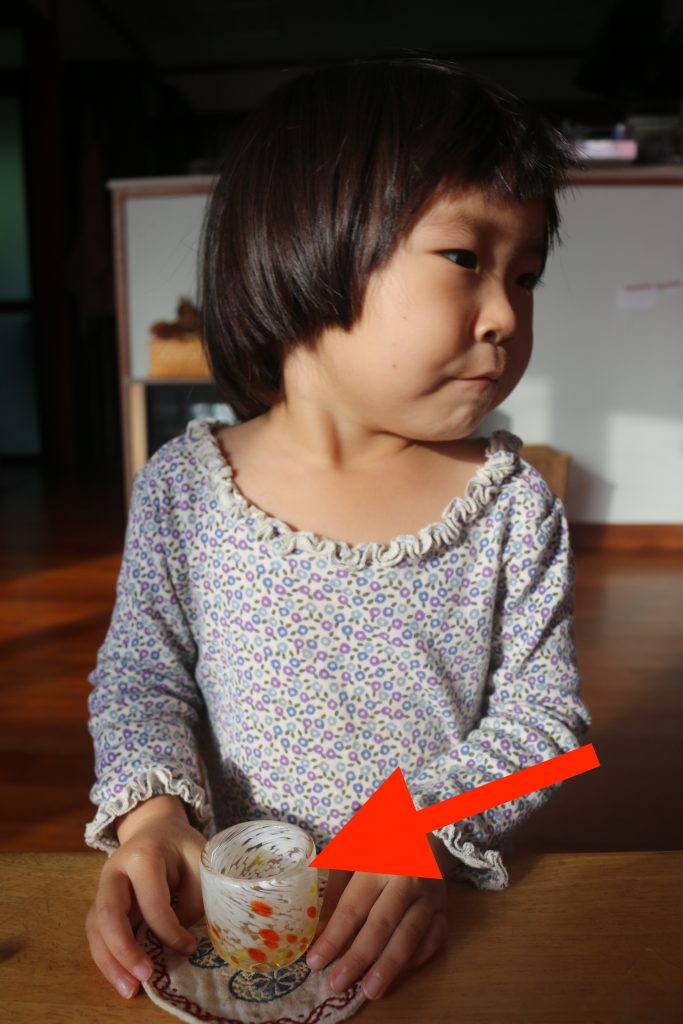 琉球グラスでお茶を飲む三女３