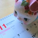 豚の貯金箱とカレンダー