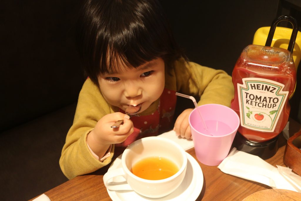 紅茶を飲む幼女