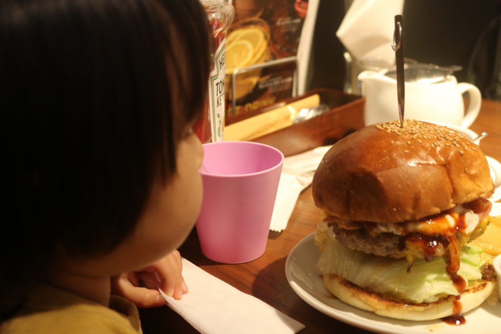 巨大なハンバーガーと幼女