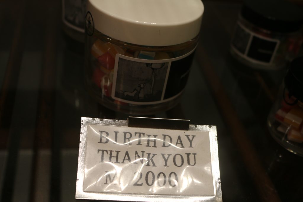 2000円の瓶入りキャンディ
