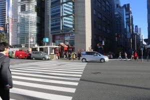 東京の交差点の信号待ち