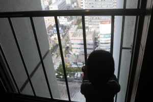 20階から下を眺める幼女