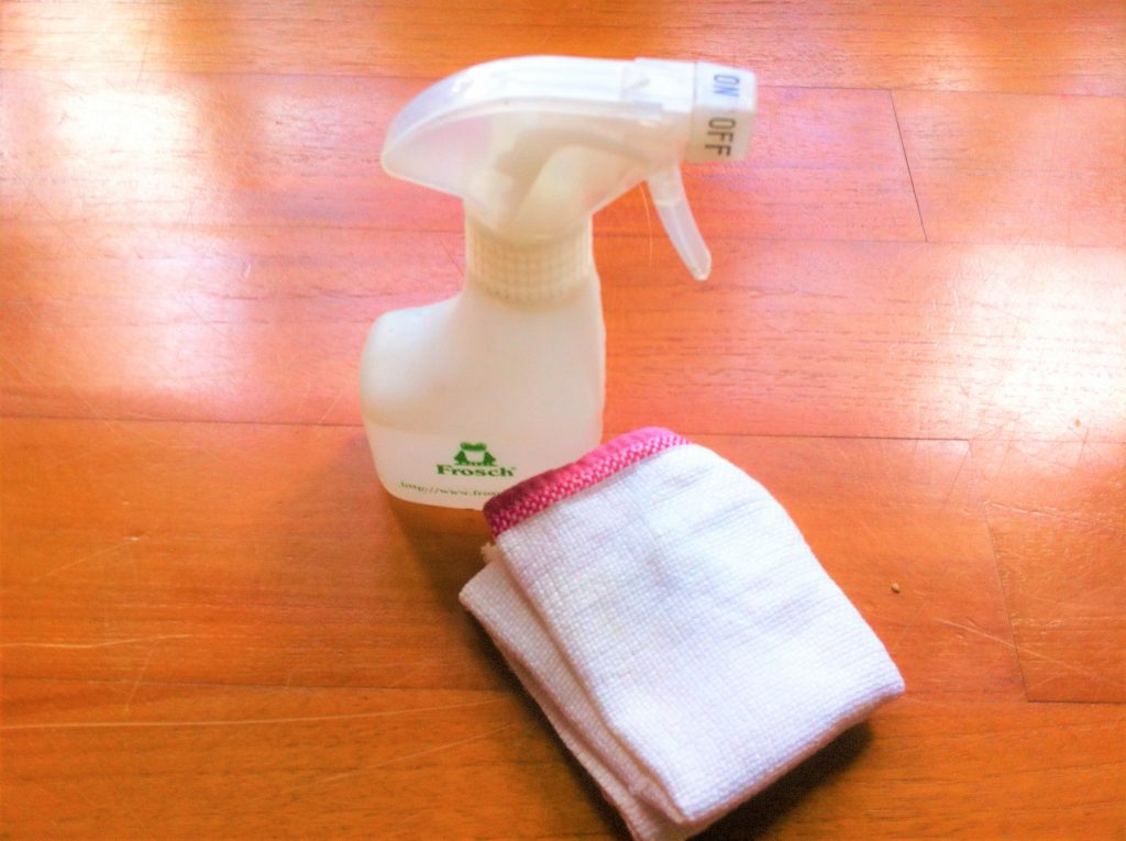 掃除スプレーと雑巾