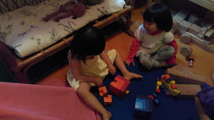 一緒に遊び出した幼い女の子二人