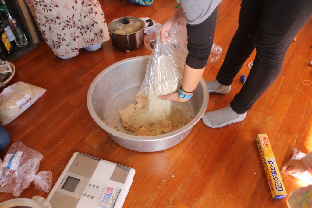 つぶした大豆に塩きり麹を入れるところ1