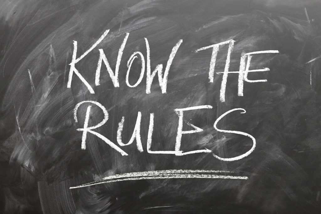黒板に書いた「know the rules」