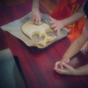 子ども達とお菓子作りをする様子