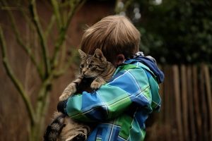 猫をぎゅっと抱く男の子