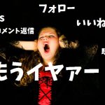 暗闇で頭を抱える女性