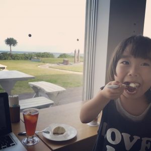 チーズケーキをほおばる三女