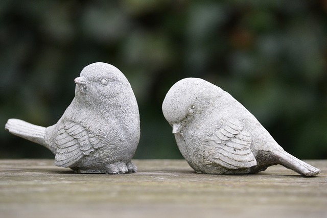 喧嘩をしている鳥の像