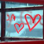 窓に書かれたラブの文字