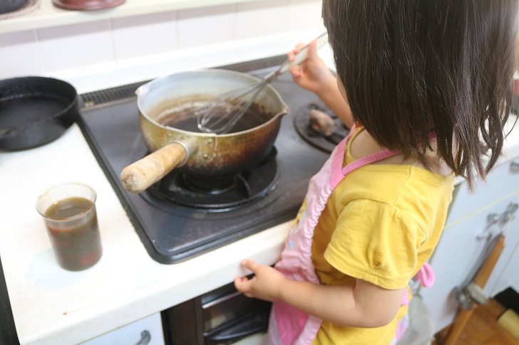 幼女がキッチンで料理