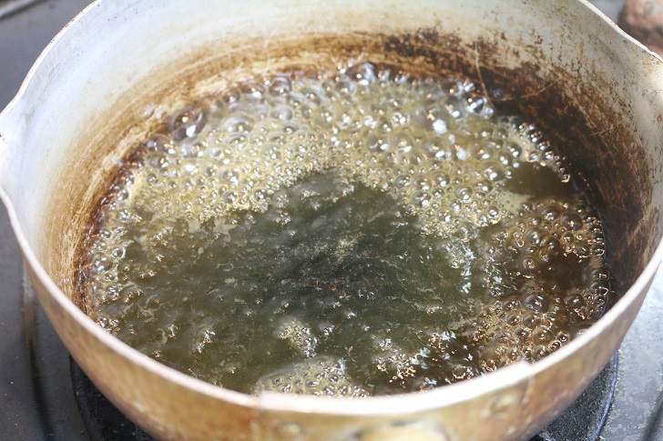 サトウキビの汁を煮る鍋