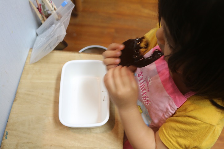 黒糖を食べる幼女
