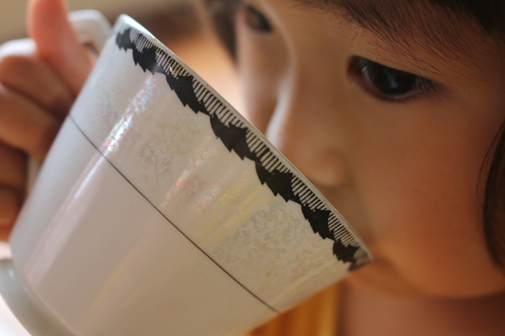 黒糖豆乳ドリンクを飲む幼女