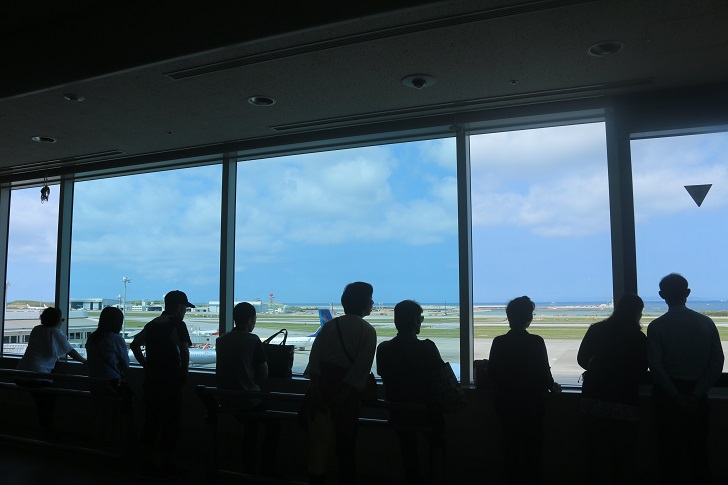 那覇空港4階の窓辺