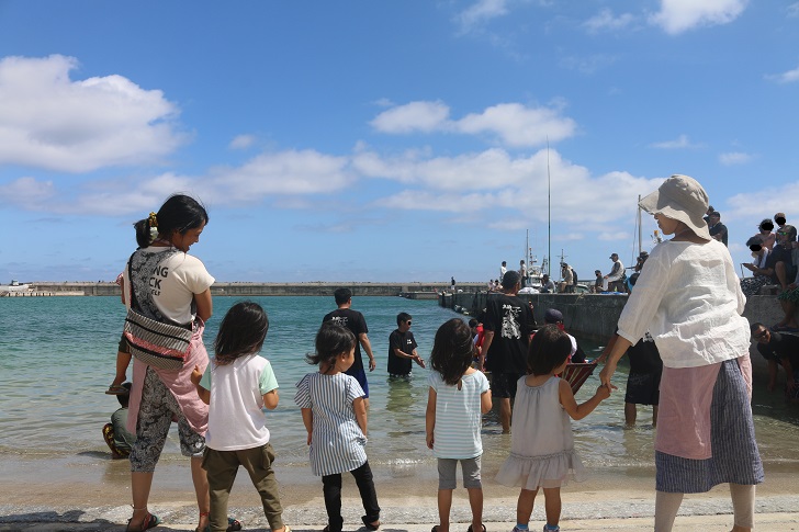 海に並ぶ園児たち