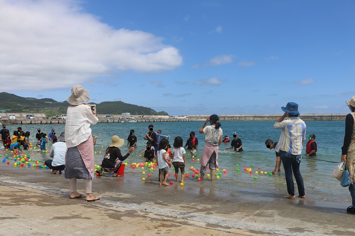 子どもたちが海で玉入れ