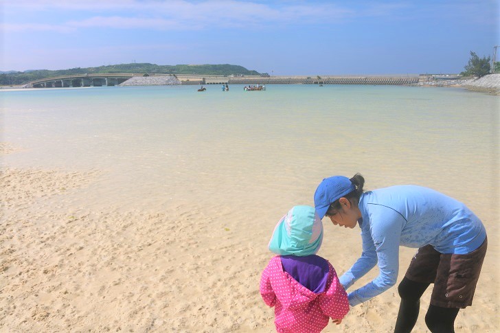 海で着替える親子