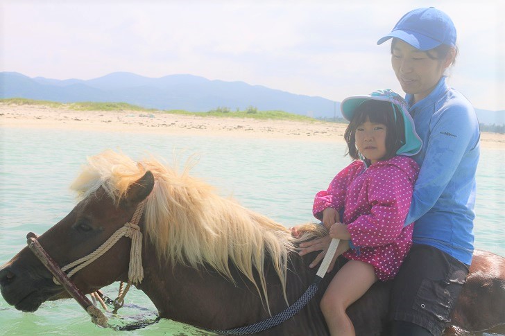 海と馬と親子
