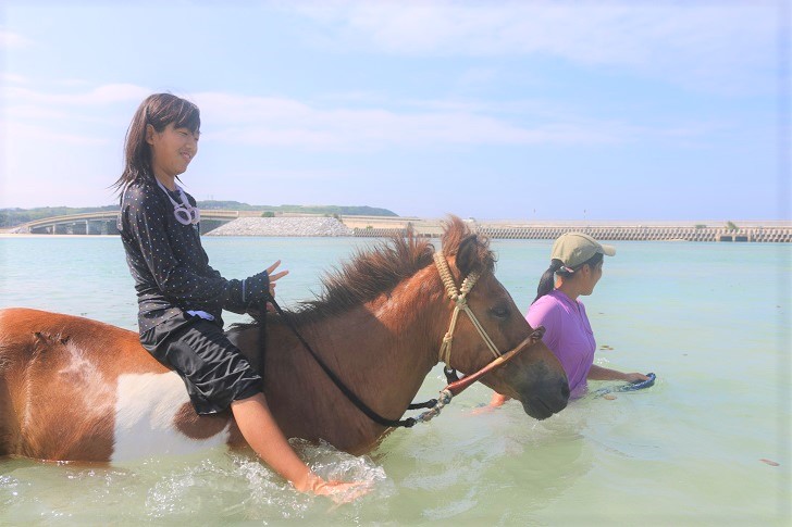 真っ青な沖縄の海を馬に乘って散歩 久米島馬牧場の 海馬遊び が楽しすぎた 毎日が生まれたて