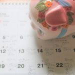 カレンダーと豚貯金箱