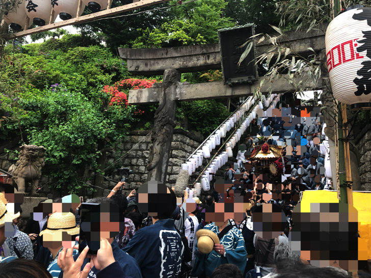 品川神社階段を降りる人と神輿